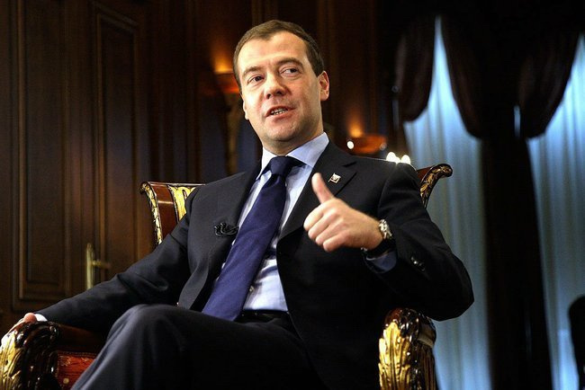 Медведев подписал постановление, ограничивающее госзакупки иностранной мебели 
